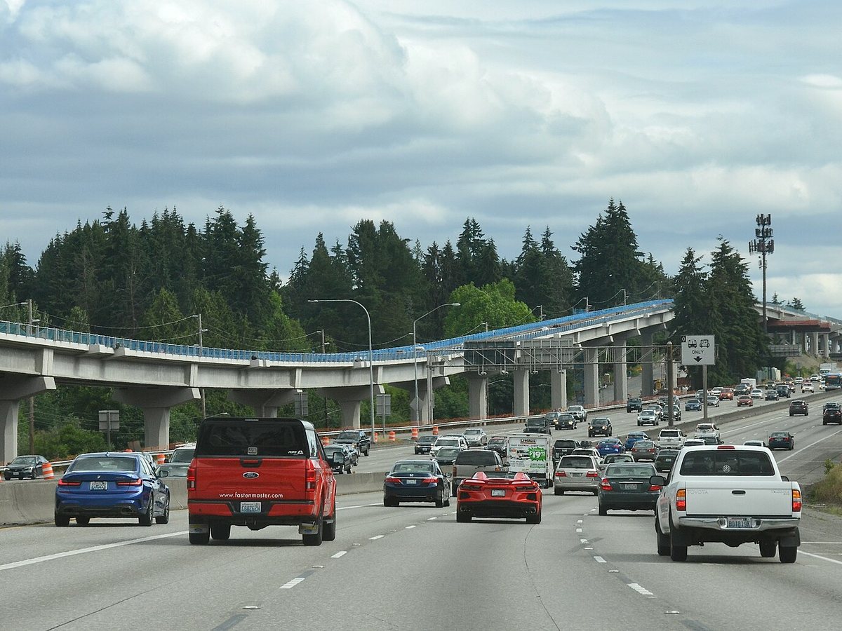 Link light rail guideway under construction along I-5 in Seattle